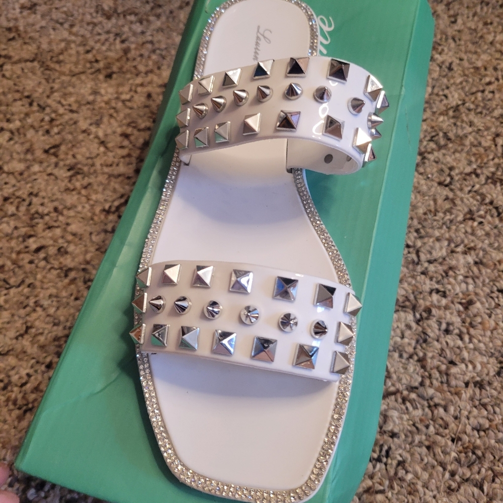Lauren Lorraine NIB‎ Studley White Sandals with Silver Studs Size 7